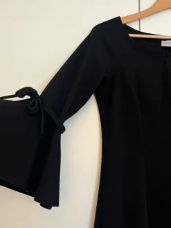 Best Musta mekko leveillä hihansuilla