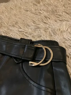 Hot Amisu Musta nahkahame vyöllä