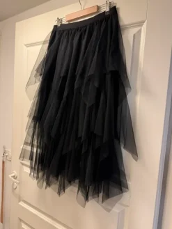 Sale Musta pitka hame M