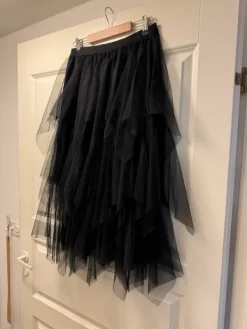 Sale Musta pitka hame M