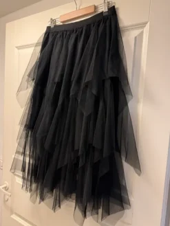 Sale Musta pitka hame M