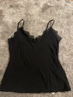 Online Musta pitsi toppi