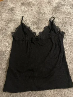 Online Musta pitsi toppi