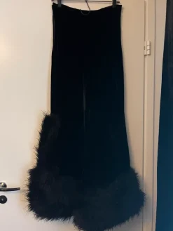 Online Musta samettinen hame karva reinuksella