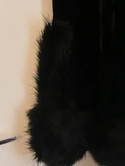 Online Musta samettinen hame karva reinuksella