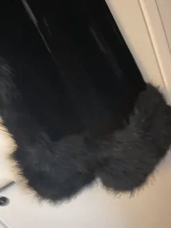 Online Musta samettinen hame karva reinuksella