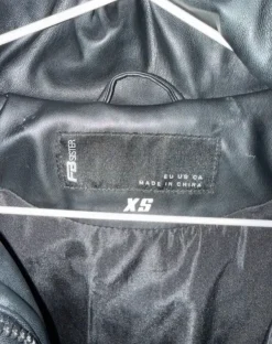 New FB Sister Musta toppatakki