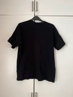 Outlet CROPP Musta T-paita printillä