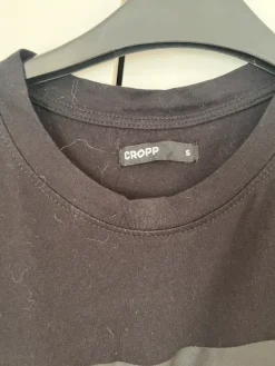 Outlet CROPP Musta T-paita printillä