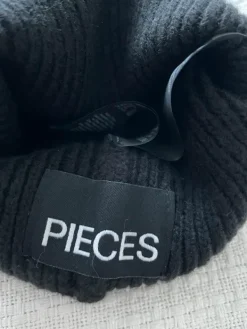 Pieces Musta tupsupipo