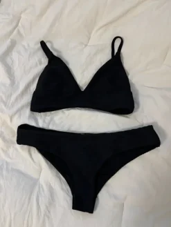 Clearance mustat bikinit