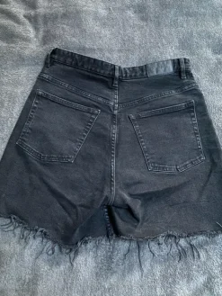 Best Monki Mustat denimshortsit