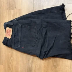 Hot Levi's mustat farkkushortsit