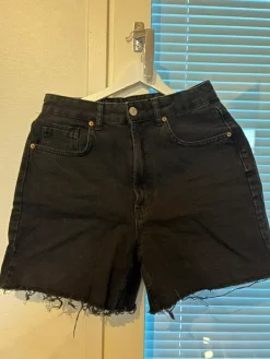 Sale Mustat farkkushortsit