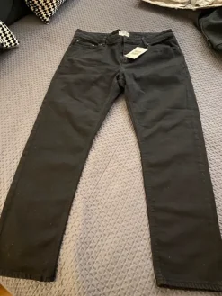 Outlet ASOS Design Mustat farkut