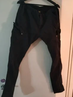 Online Mustat reisitaskuhousut