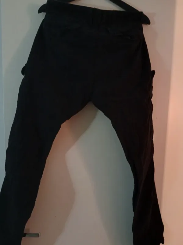 Online Mustat reisitaskuhousut