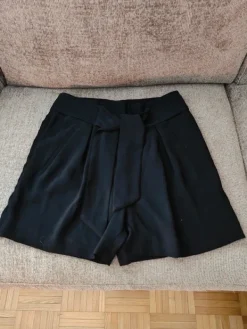 Online H&M Mustat shortsit