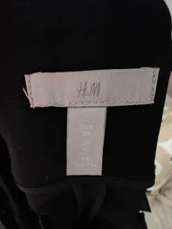 Online H&M Mustat shortsit