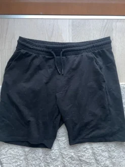 Outlet SOC Mustat shortsit