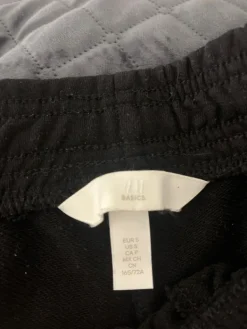 Best H&M Mustat shortsit