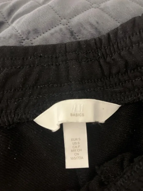 Best H&M Mustat shortsit