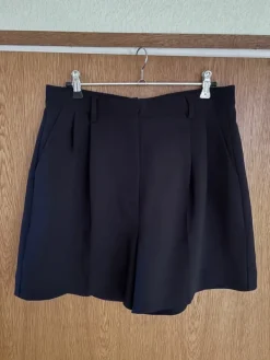 Discount Ellos Mustat shortsit, uudet