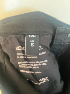 New 157 Mustat suorat farkut