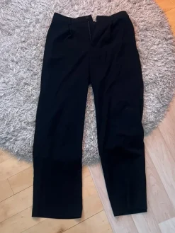 Discount Gina Tricot Mustat suorat housut