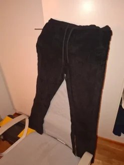 Outlet Livergy Mustat vakosametti housut.