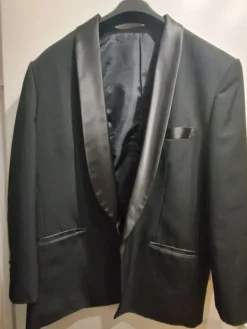 Online Myydään smokki