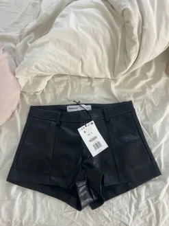Bershka nahkashortsit
