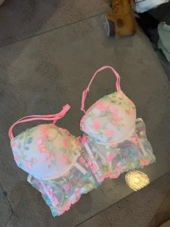 Discount New Yorker rintaliivit