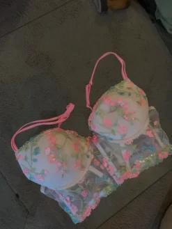 Discount New Yorker rintaliivit