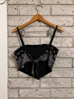 New New Yorkerin kuviollinen musta toppi