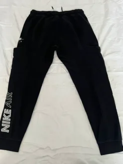 New Nike college housut