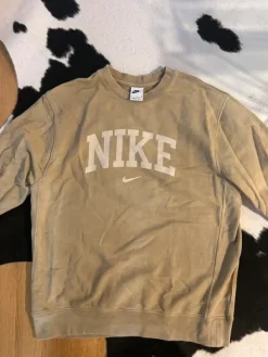 New Nike college paita