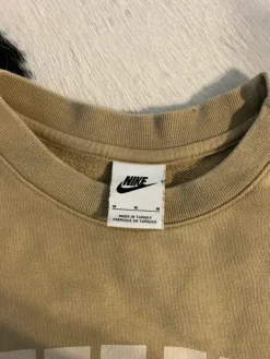 New Nike college paita