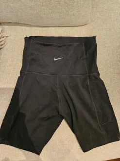 Online Nike äitiyslegginsit