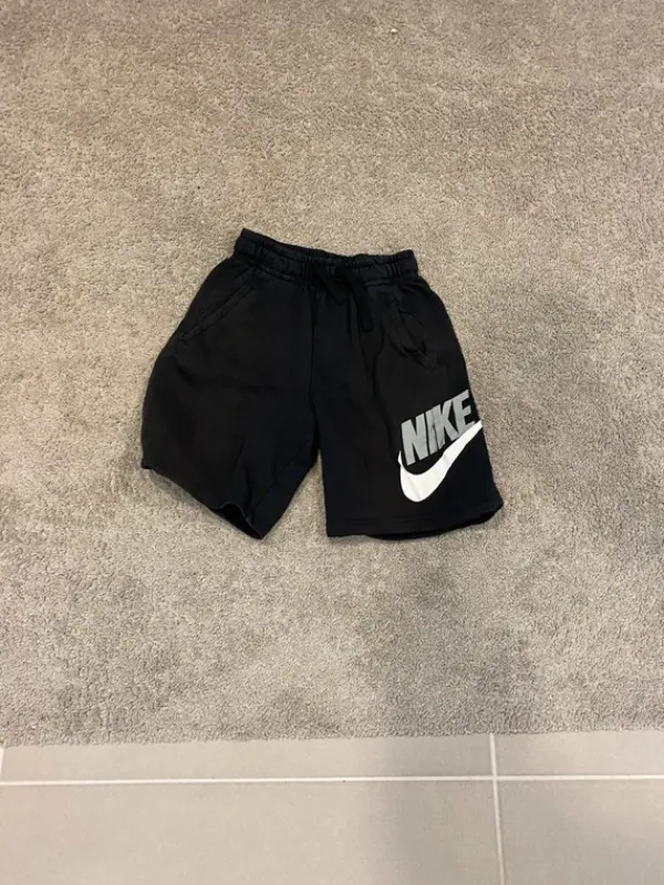 Online Nike mustat shortsit