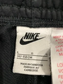 Online Nike mustat shortsit