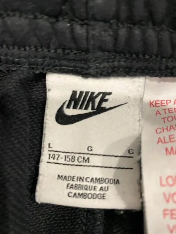 Online Nike mustat shortsit