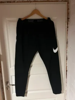 Best Nike Performance Pre-owned Verryttelyhousut - black