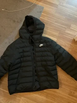 New Nike untuvatakki