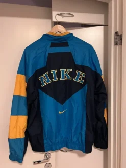 Nike n retro tuulitakki, koko M