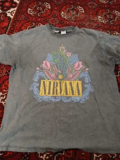 Online Bershka Nirvana Tpaita