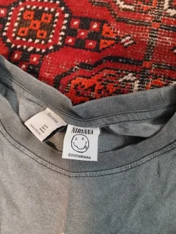 Online Bershka Nirvana Tpaita