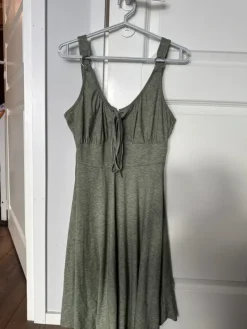 Hot Oliivinvihreä kesämekko