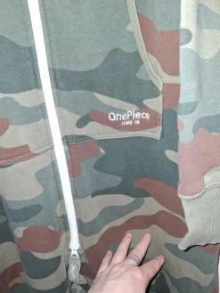 OnePiece maastokuvioinen haalari