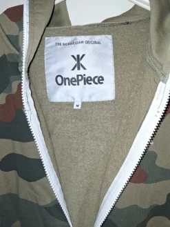 OnePiece maastokuvioinen haalari